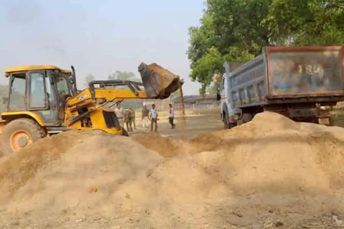 চাপড়ার বৃত্তিহুদায় মাটি মাফিয়াদের দৌরাত্ম্য! প্রকাশ্যে জলঙ্গির বাঁধ কেটে পাচার, উৎকণ্ঠা