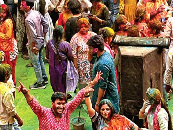 সাংবাদিকদের নিগ্রহ, তিনদিন বন্ধ ক্যাম্পাস, যোগেশ চন্দ্র কলেজে রং খেলা ঘিরে বিশৃঙ্খলা, দায়ের মামলা