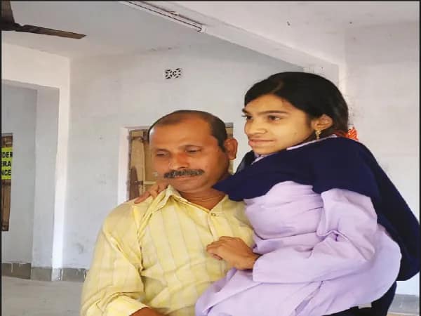 হাঁটতে পারে না, বাবার কাঁধে চেপে পরীক্ষাকেন্দ্রে প্রিয়াঙ্কা