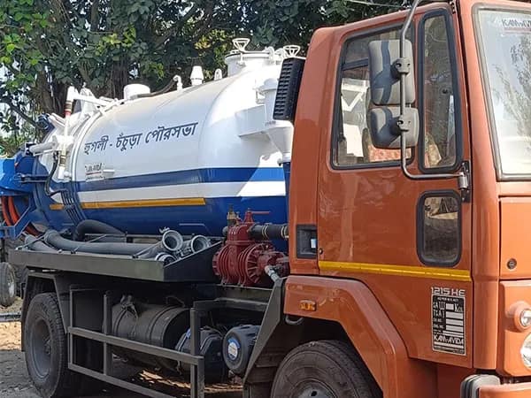শহরের নিকাশি ব্যবস্থাকে উন্নত করতে আধুনিক সাফাই মেশিন কিনল পুরসভা