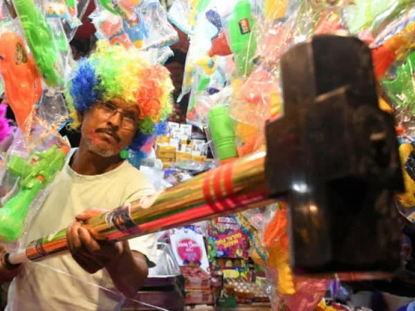 দোলে বারাসতে রং ছুড়ছে ‘হাতুড়ি’