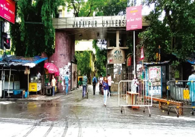 ছাত্রবিক্ষোভে টালমাটাল যাদবপুরে শিক্ষকদের কেন্দ্রীয় প্রশিক্ষণ শিবির