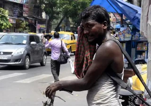 তীব্র গরমে নাজেহাল শহরবাসী, দাবদাহ পরিস্থিতি থেকে আপাতত রেহাই নেই