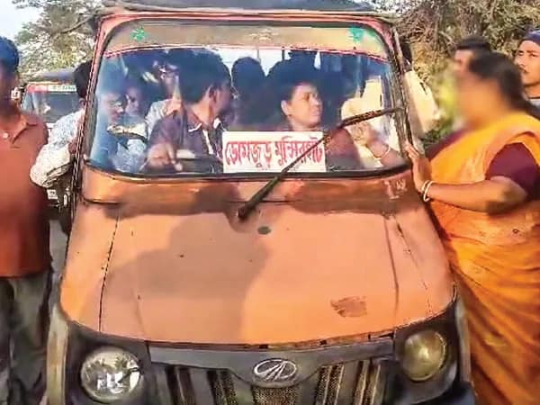 স্থূলকায় মহিলার থেকে দ্বিগুণ ভাড়া দাবি অটোয়