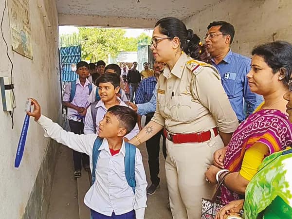 গোবরডাঙার স্কুলে চালু ডিজিটাল হাজিরা, উৎসাহী পড়ুয়ারা, বাড়ল উপস্থিতির হার