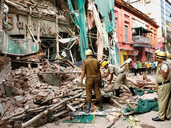 সংস্কার চলাকালীন মুক্তারামবাবু স্ট্রিটে ভেঙে পড়ল পুরনো বাড়ি