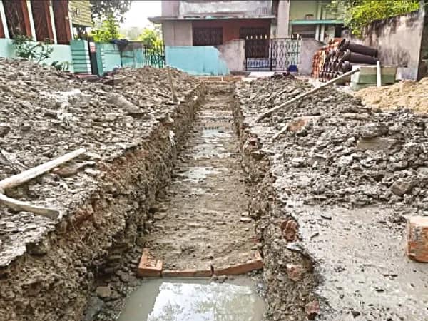 ব্রহ্মপুর-বাঁশদ্রোণীর রাস্তায় জোরকদমে নিকাশি পাইপ বসানোর কাজ পুরসভার