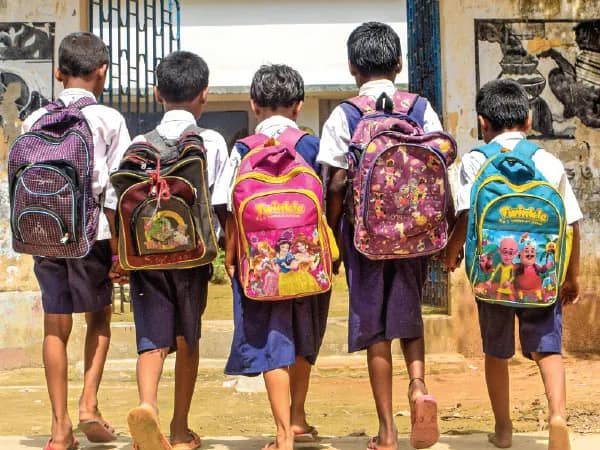গ্রীষ্মের ছুটিতে প্রাথমিক স্কুলেই নয়া আধার কার্ড ও আপডেট পড়ুয়াদের