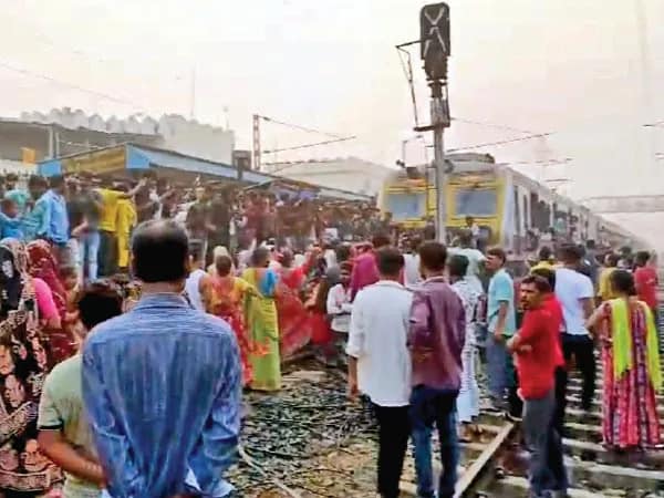 পুরনো কামরা ফেরানোর দাবিতে  ঘুটিয়ারি শরিফ স্টেশনে অবরোধ