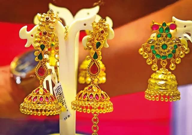 এফডি’তে নামমাত্র সুদ, শেয়ার বাজার তলানিতে, সোনায় বিনিয়োগে ঝুঁকছে মধ্যবিত্ত