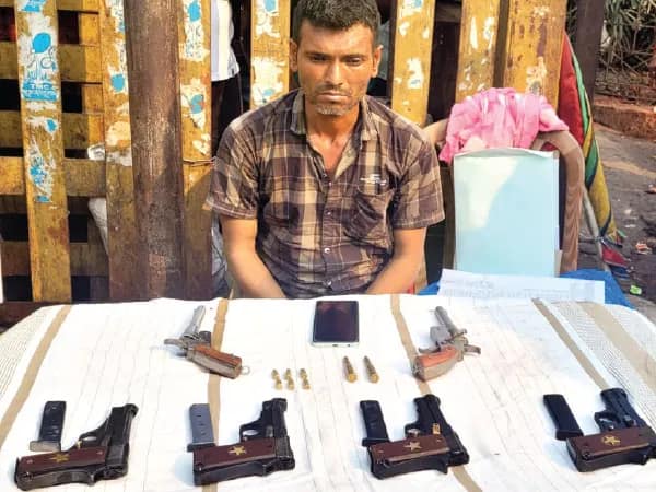 বিহার থেকে বেআইনি আগ্নেয়াস্ত্র নিয়ে শিয়ালদহে নামতেই ধৃত যুবক