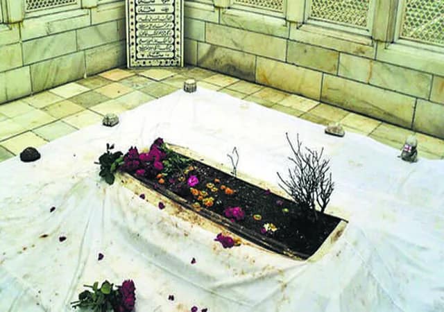 আওরঙ্গজেব ইস্যু: জারি ১৬৩ ধারা,  সংঘর্ষে উত্তাল নাগপুর, পু‌‌ড়ল বহু গাড়ি, জখম পুলিসকর্মী সহ ২০ জন
