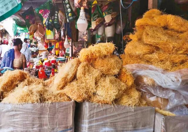 জেলায় জেলায় জমজমাট ঈদের বাজার চাহিদা তুঙ্গে লাচ্ছা-সিমুই-সরবতের