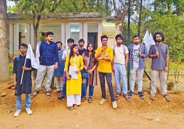 বিশ্বভারতীতে পড়ুয়াদের নিরাপত্তার চেয়ে বিক্ষোভ