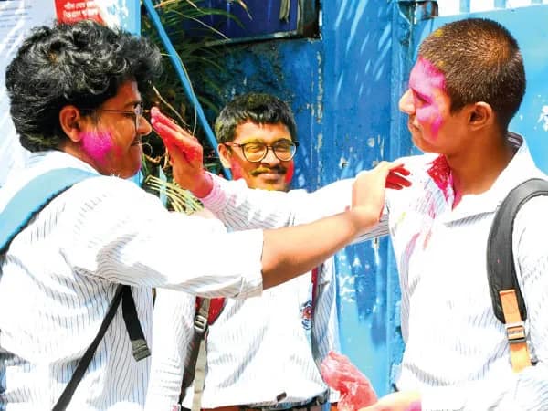 পরীক্ষাকেন্দ্রে মোবাইল সহ ধরা পড়েছে ৮ জন, ছাত্র-ছাত্রীর সংখ্যা সমান সমান