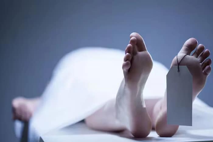 শ্রমিক আবাসে বৃদ্ধার পচাগলা দেহ, পাশের ঘরে নির্লিপ্ত ছেলে