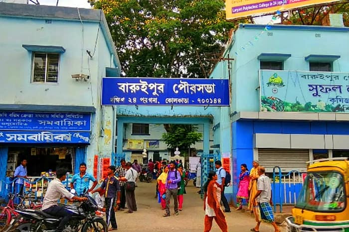 বারুইপুর শহরজুড়েই বেআইনি  পার্কিং, যানজটে ক্ষুব্ধ বাসিন্দারা