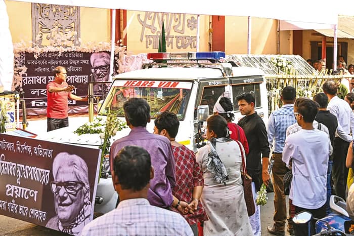 চোখের জলে শেষ বিদায় হরিমাধবকে, বাংলা নাটকের মানচিত্রে বালুরঘাটকে প্রতিষ্ঠা দিয়েছিলেন ‘মাধবদা’