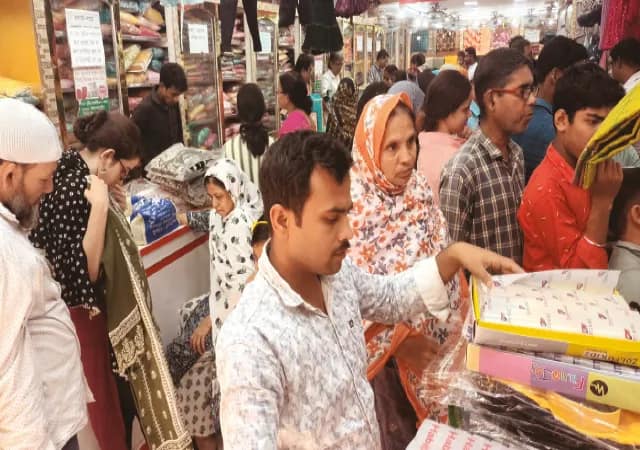 ঈদের বাজারে কাটোয়ায় মেগাহিট ‘হিরামান্ডি’ ওয়েব সিরিজের পোশাক