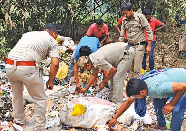 শান্তিপুরের ঝোপ থেকে উদ্ধার  বস্তা ভর্তি এপিক কার্ড!