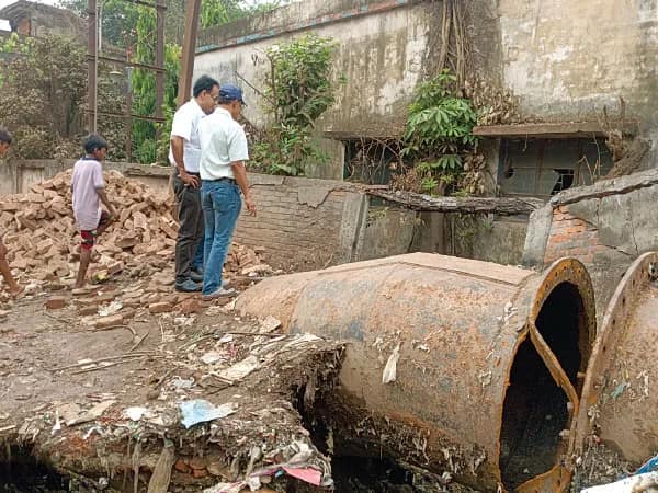 হাওড়া বেলগাছিয়ায় ভূমিধস, মাটি ফুঁড়ে বেরিয়ে এল জলের পাইপ