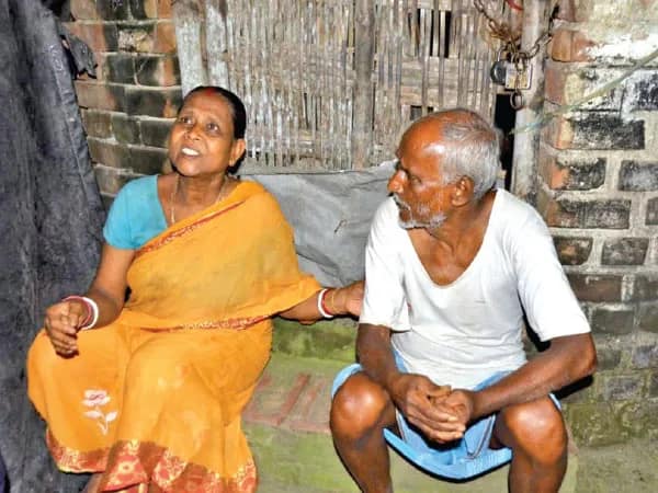 ঋণ শোধ না করায় বৃদ্ধ দম্পতিকে বাড়িছাড়া করার অভিযোগ উঠল