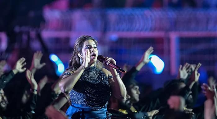 আইপিএলের উদ্বোধনী অনুষ্ঠানে শ্রেয়ার গান, কিং খানের নাচে মাতল ইডেন