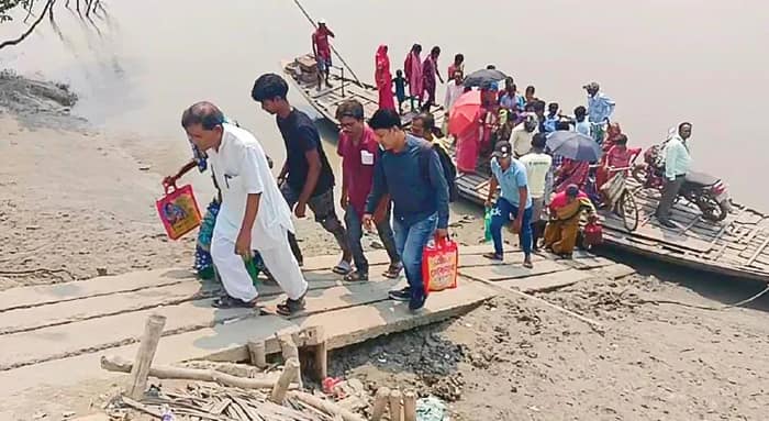 দুর্ঘটনার শঙ্কা, হামাগুড়ি দিতে হচ্ছে সন্দেশখালির গাজিখালি ফেরিঘাটে