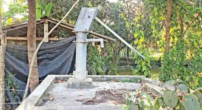 পুকুরের জল পানীয় হিসেবে ব্যবহার করছেন গ্রামবাসীরা