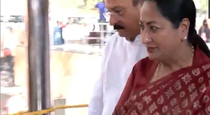 বাজেট পেশের আগে হনুমান মন্দিরে পুজো দিতে গেলেন দিল্লির মুখ্যমন্ত্রী রেখা গুপ্তা
