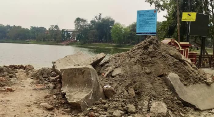 সাগরদিঘির পুরনো কোর্ট ঘাটের সংস্কারের কাজ চলছে  মদনমোহনের নৌকাবিহার নিয়ে চিন্তায় মন্দির কর্তৃপক্ষ