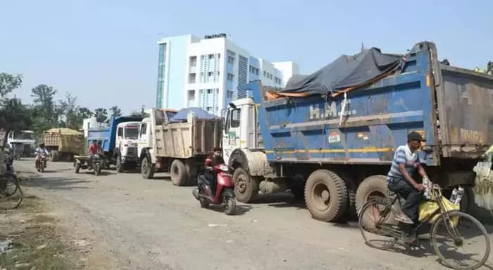 আবর্জনা সংগ্রহকারী বহু গাড়িরই লজ্‌ঝড় দশা, ধাপায় বর্জ্য পাঠাতে বিপাকে হাওড়া