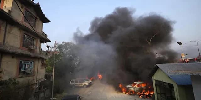 নেপালে গ্রেপ্তার শতাধিক রাজতন্ত্রপন্থী বিক্ষোভকারী