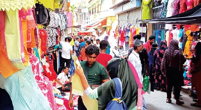 দেদার কেনাকাটা, উলুবেড়িয়ার হাটে সপ্তাহান্তে উপচে পড়া ভিড়