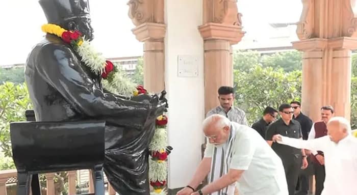 নাগপুরে সঙ্ঘের প্রতিষ্ঠাতা ডঃ কেশব বলিরাম হেডগেওয়ারকে শ্রদ্ধাজ্ঞাপন প্রধানমন্ত্রী নরেন্দ্র মোদির