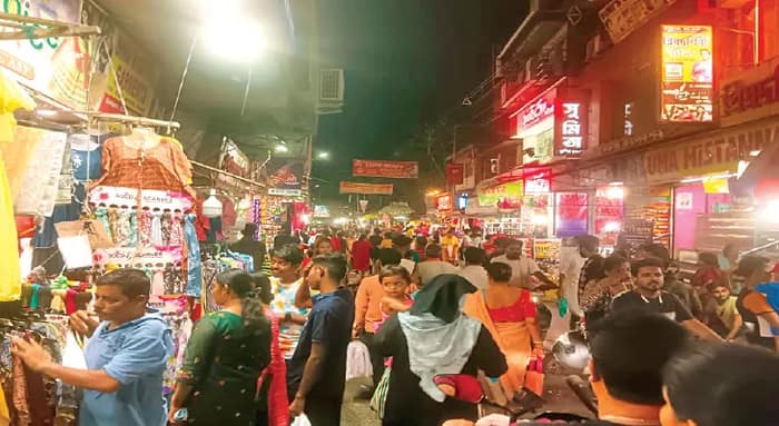 আজ ঈদ, ছুটির দিনে শেষ মুহূর্তের কেনাকাটায় বাজারে জমজমাট ভিড়