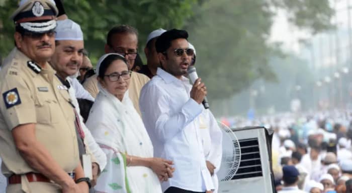 যে চাঁদ দেখে ঈদ হয়, সেই চাঁদেই হিন্দুর কড়ওয়া চৌথ: অভিষেক