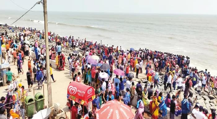 ঈদের ছুটিতে পর্যটকের উপচে পড়া ভিড় নিউ দীঘায়, চৈতন্যদ্বার নির্মাণের জন্য যান চলাচল নিয়ন্ত্রণে ওল্ড দীঘায় যেতে সমস্যা