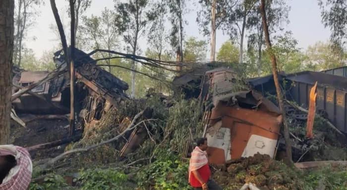দু’টি মালগাড়ির মুখোমুখি সংঘর্ষ, এক বাঙালি সহ মৃত ২ চালক
