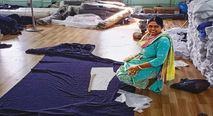 বাইরে থেকে পোশাক বানিয়ে বিল করছেন স্বনির্ভর গোষ্ঠীর মহিলারা , পড়ুয়াদের স্কুল ড্রেস তৈরিতে এবার নজরদারি