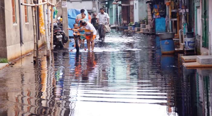 উত্তর হাওড়ার ৩টি ওয়ার্ড নোংরা জলে থইথই, পুরমন্ত্রীর নির্দেশের পরও কাজ শুরু করেনি কেএমডিএ, পথ অবরোধ ক্ষুব্ধ বাসিন্দাদের