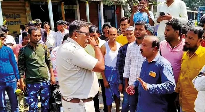 ইসলামপুর-সোনামতি রাজ্য সড়কে ধুলোয় নাকাল ব্যবসায়ীরা, অবরোধ