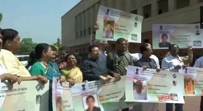 ভুয়ো ভোটার কার্ড ইস্যু: সংসদ চত্বরে বিক্ষোভ দেখাচ্ছেন তৃণমূলের সাংসদরা
