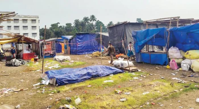 ঠাকুরনগরে বারুণী মেলা জমজমাট ভিড় বাড়ায় মুখে হাসি ব্যবসায়ীদের