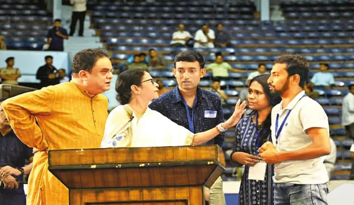 ‘যোগ্য কারও চাকরি যাবে না’, আশ্বাস মমতার, আপাতত বহাল রাখার আর্জি নিয়ে সুপ্রিম কোর্টে পর্ষদও