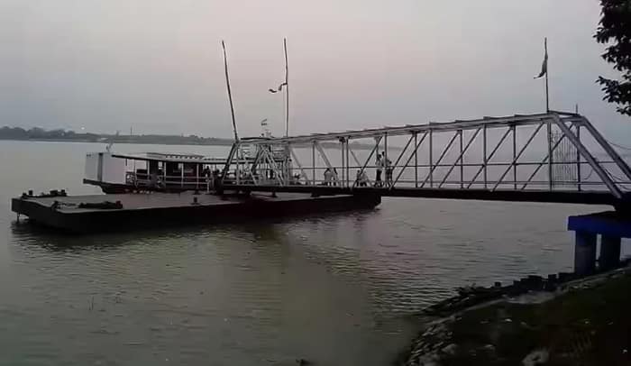 বেহাল উলুবেড়িয়া ফেরিঘাটের পল্টুন, ঝুঁকি নিয়ে যাতায়াত করছেন যাত্রীরা
