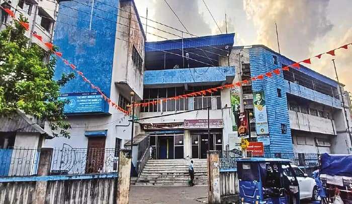দখলের অভিযোগ, বারাকপুরে ‘আশাদীপ’ মার্কেটে ৮টি দোকান ‘সিল’ করল পুরসভা