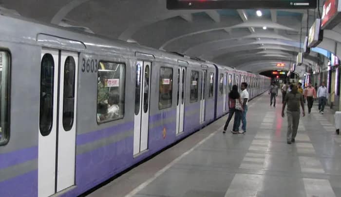 শহরের জোড়া রুটে আজ কমবে মেট্রো