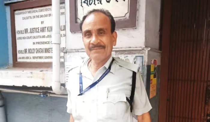 কলকাতার বিচারভবনের গেটে ঠায় পাহারায় দিনভর, সন্ধ্যা নামলেই উর্দি ছেড়ে বিভিন্ন মন্দির চত্বরে গিয়ে শোনান রামপ্রসাদী গান!