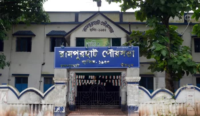 রামপুরহাট শহরে রাস্তার ধারে মজুত ইমারতি সামগ্রী, বাড়ছে পথ দুর্ঘটনা